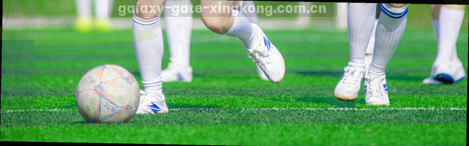 斜向深色线条网格与微光颗粒构成的抽象界面纹理
