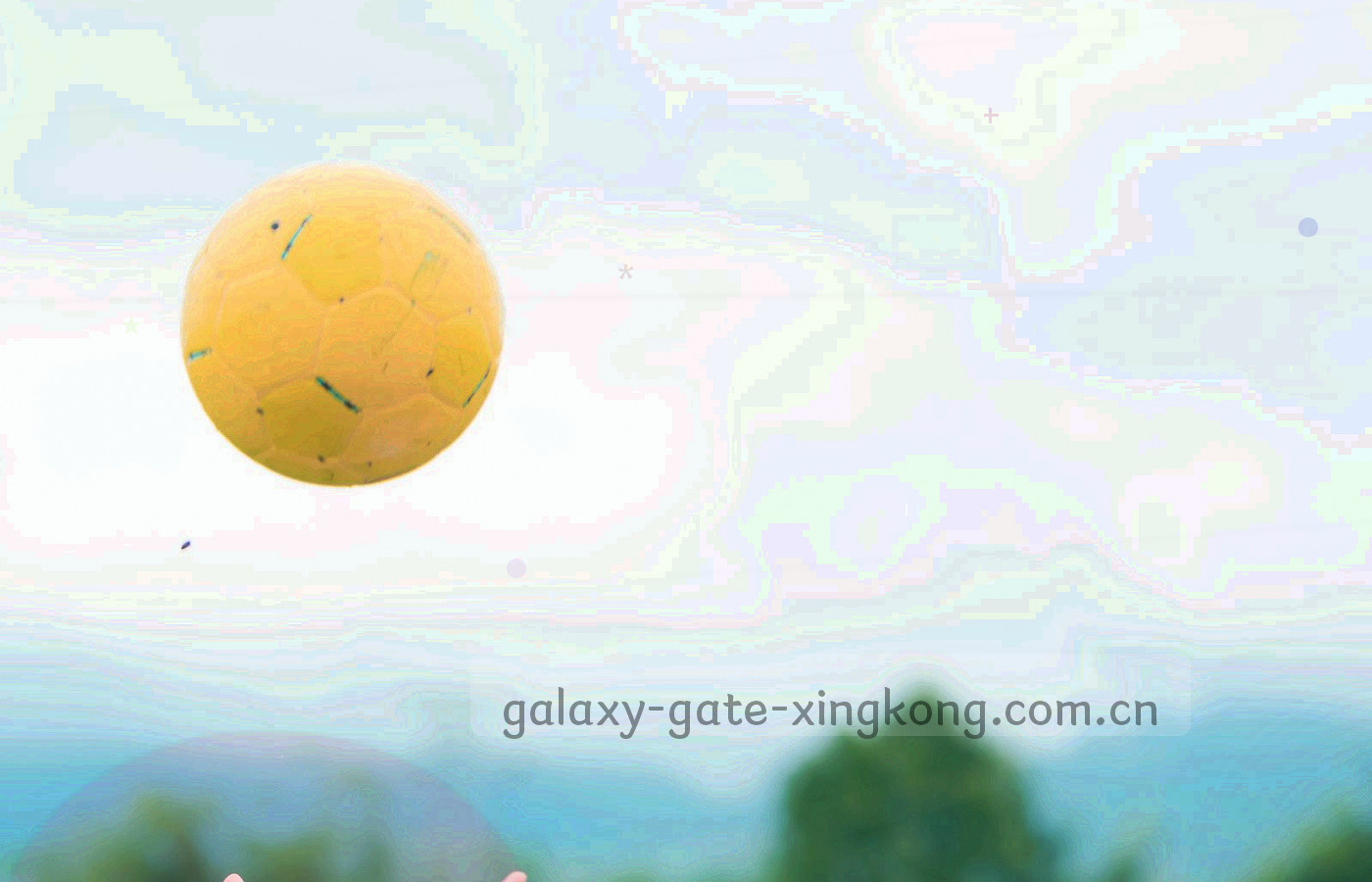 夜间园区楼宇外景，成排窗户透出冷白色灯光，画面为斜角仰拍构图